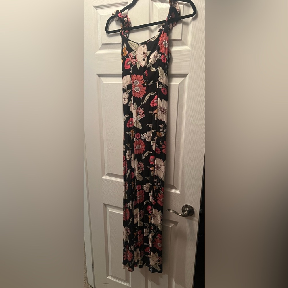 Forever 21 long maxi dress size xs but fits me and I’m small to medium size